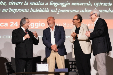 Luino, Muti incanta anche con le parole