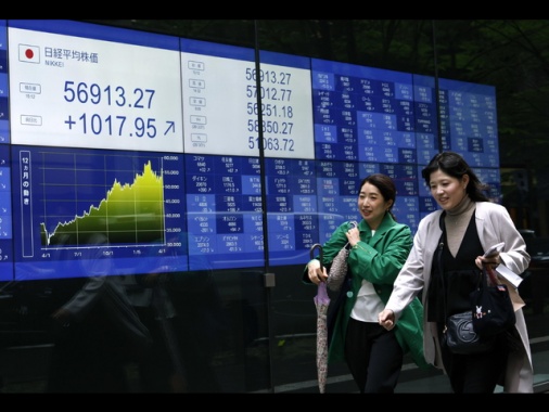 Borsa: Asia sui massimi in vista di una tregua tra Usa e Iran, Tokyo +2,87%