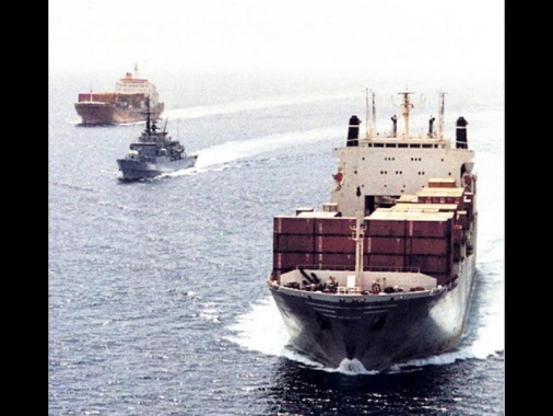 Teheran, 32 navi hanno attraversato Hormuz dopo aver ottenuto il permesso