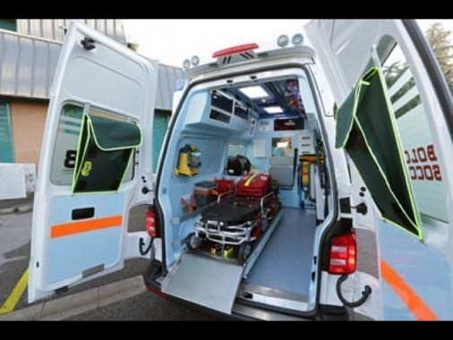 Operaio muore in provincia Lucca, sarebbe rimasto schiacciato da pressa