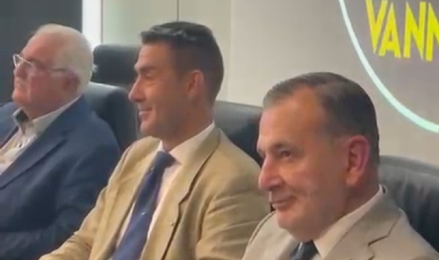 Luca Ferrazzi con Roberto Vannacci alla conferenza stampa al Pirellone