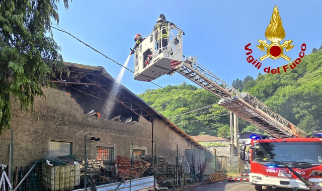 Capannone in fiamme a Brissago Valtravaglia