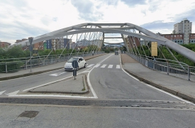 Tenta di buttarsi dal ponte, coppia dà l’allarme e la salva