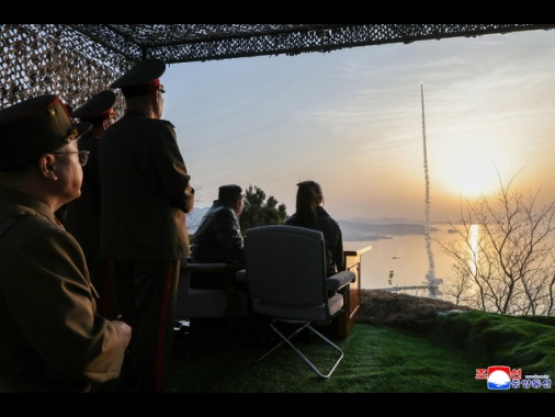 Pyongyang conferma il test missilistico, presente anche Kim