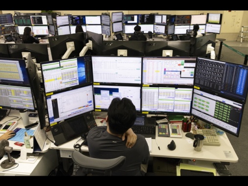 Borsa: l'Asia chiude contrastata, lente sul Medio Oriente