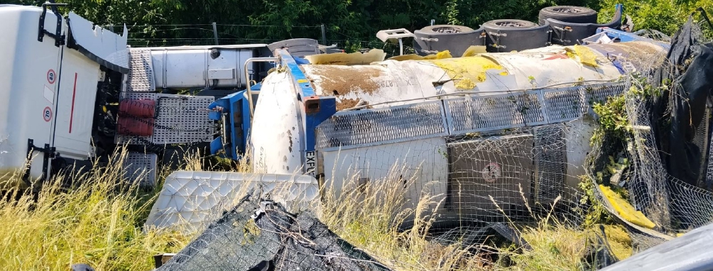 A8: autocisterna ribaltata, traffico in tilt