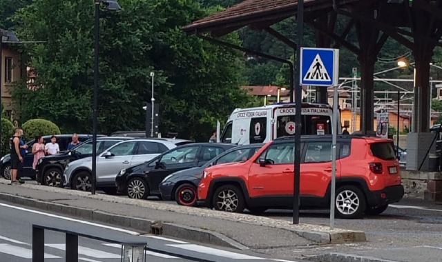 Pestaggio a Porto Ceresio: baby gang picchia un uomo e scappa in treno