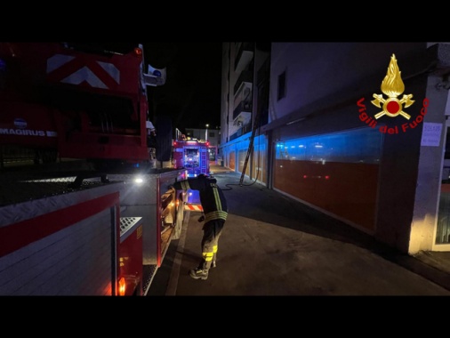 Si incendia ascensore esterno di un palazzo, 18 intossicati a Milano
