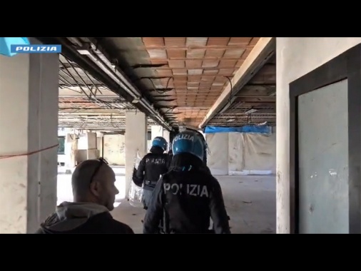 Sequestrata e violentata per 3 giorni, fermate 5 persone