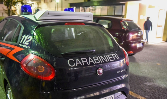 Passa la notte a bere, poi picchia i carabinieri