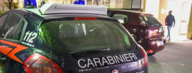 Passa la notte a bere, poi picchia i carabinieri