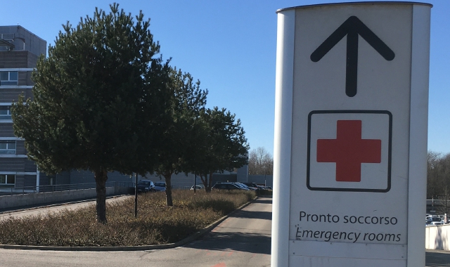Strattoni e percosse all’infermiera del Pronto soccorso
