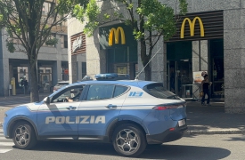 Picchiato davanti al Mc Donald’s: indagini e omertà