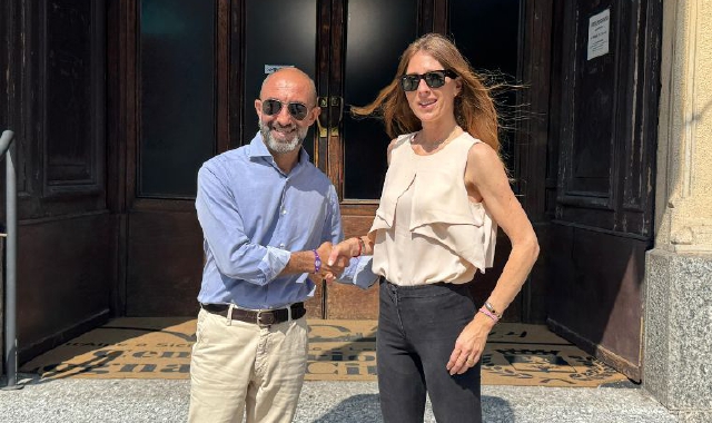 Stretta di mano e accordo tra Mario Almici e Carolina Toia