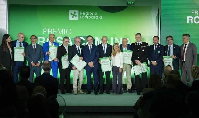 Il gruppo di  premiati con le menzioni: fra loro, Gianni Spartà, Marcello Morandini, Carlo Candiani e i carabinieri di Dumenza. Sotto, Dino Meneghin con Ignazio La Russa e Attilio Fontana