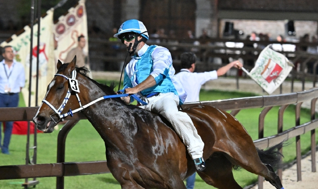 Giovanni Puddu mentre taglia vittorioso il traguardo della prima batteria  (foto Domenico Ghiotto)