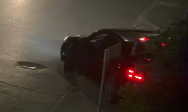 L’auto di colore nero fuggita dopo il colpo. Immortalata da un balcone col telefonino