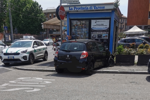 Varese: auto contro l’edicola, ventenne ferito