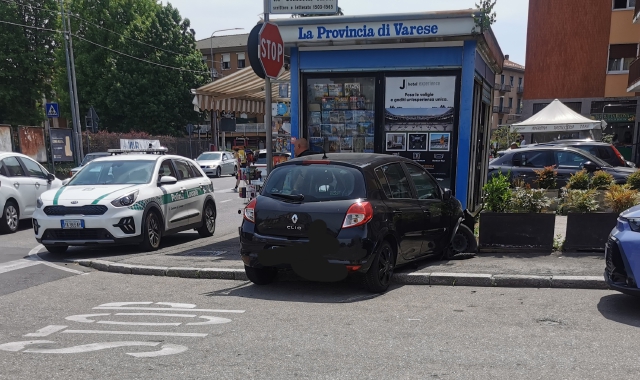 L’auto finita contro l’edicola in viale Borri