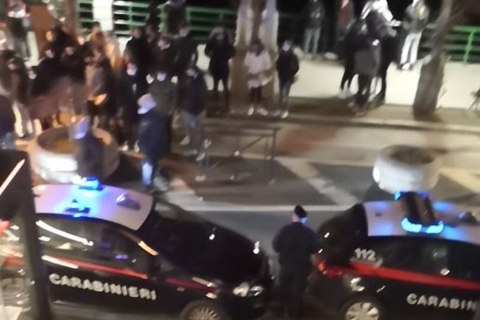 Donna di colore insultata: minorenne la difende e viene picchiato
