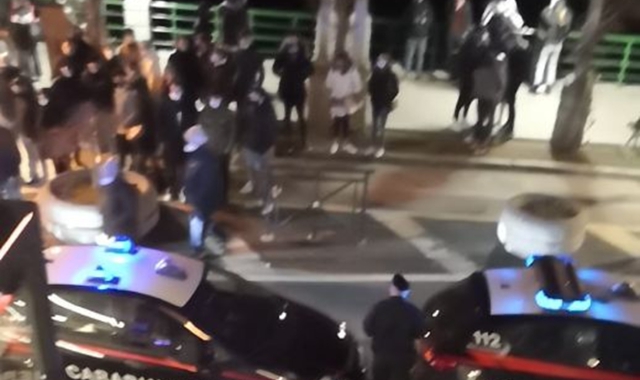 Nella foto Archivio, un intervento dei carabinieri nel centro di Arona
