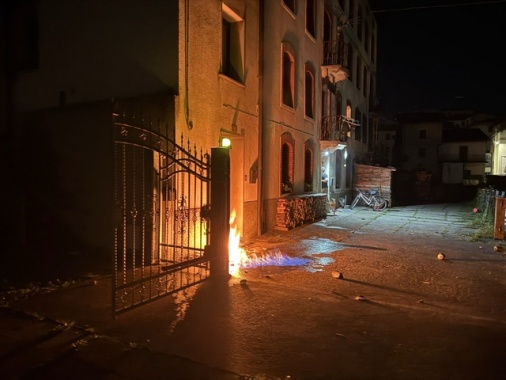 Bottiglie incendiarie contro abitazione di un cronista nel Vicentino