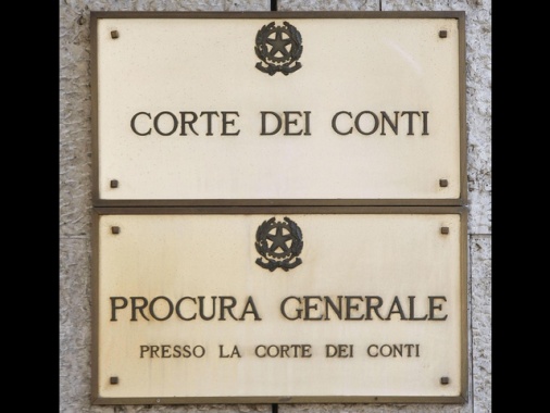 Corte dei conti, oggetti lusso e viaggi pagati con fondi per migranti
