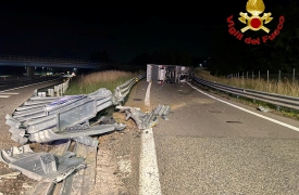 Furgone si ribalta all’uscita dell’autostrada
