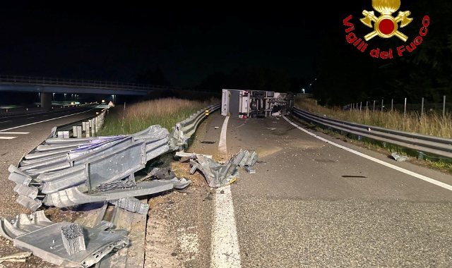 Furgone si ribalta all’uscita dell’autostrada