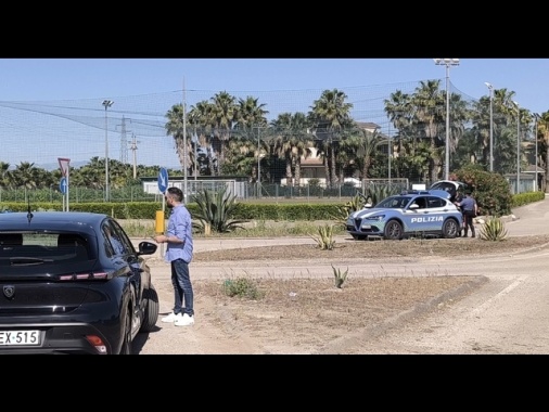Fuggono a posto di blocco e si schiantano, muore 16enne