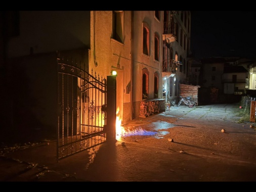 Attentato a cronista, minacce anche a Meloni e don Patriciello