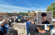 Folla e rombo di motori per l’addio a Nicolò