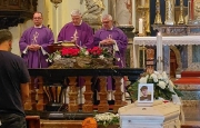 Folla e rombo di motori per l’addio a Nicolò