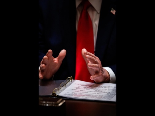 Trump, non ho notizie dall'Iran sulla sospensione dei colloqui