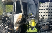 Brucia un autoarticolato carico d’acqua: disagi in A26