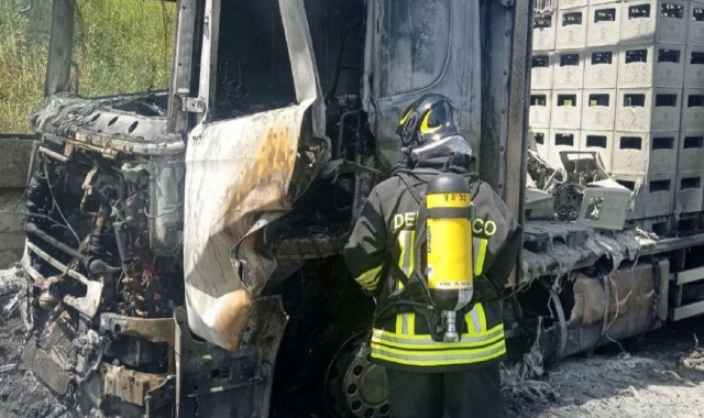 L’autoarticolato distrutto dalle fiamme