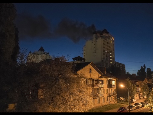 Kiev sotto attacco missilistico, incendi in città
