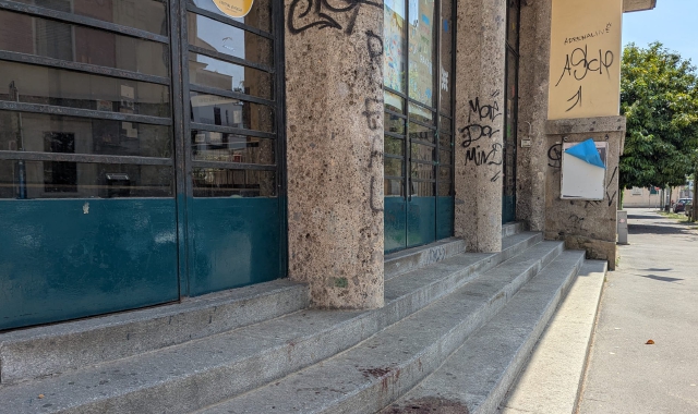 Botte e sangue in centro, volano i sacchi della spazzatura