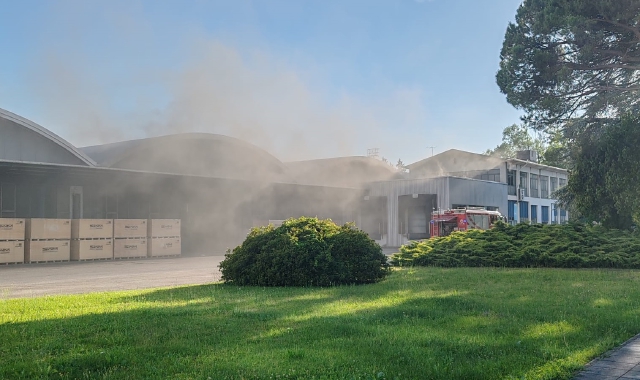 Capannone in fiamme, vigili del fuoco sul posto con cinque mezzi