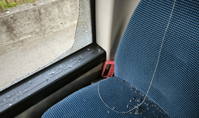 Vandali sul bus: finestrino in frantumi e tensione a Brebbia