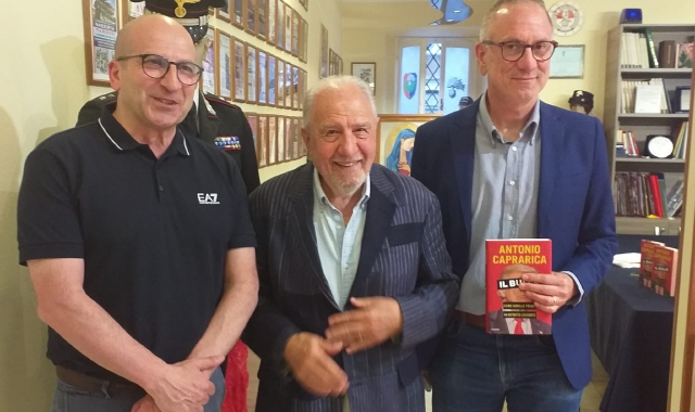 Il presidente dell’Anc Roberto Leonardi con il giornalista e scrittore Antonio Caprarica e il direttore della Prealpina, Silvestro Pascarella, che ha moderato l’incontro