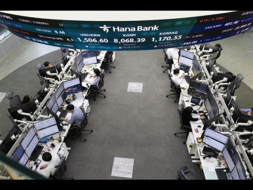 Borsa: l'Asia chiude in calo, timori per investimenti sull'Ia