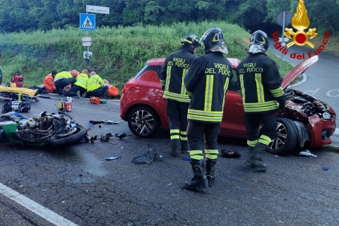 Scontro auto-moto all’alba. Code sulla strada dei frontalieri