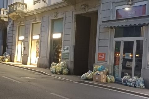 Venerdì sera al ristorante coi sacchi della plastica accanto: «Cambieremo giorno di raccolta»