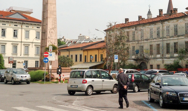 Piazza Vittorio Emanuele II a Busto Arsizio quando c’erano auto e monumento