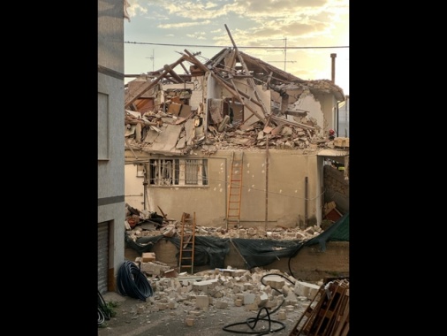 Una palazzina crolla dopo un'esplosione nel Fermano, un ragazzo estratto vivo