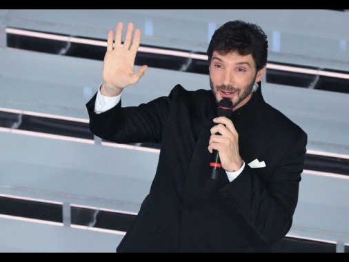 De Martino annuncia le date di Sanremo 2027, dal 16 al 20 febbraio