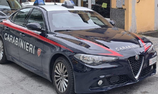 Aggredisce i carabinieri. Diciottenne in manette