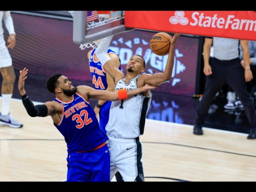 La Knicks-mania di New York travolge il pupazzo Elmo, 'non è un vero tifoso'