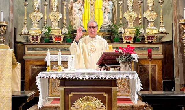 Don Luciano lo scorso gennaio consacrò il nuovo altare in occasione della Festa Patronale